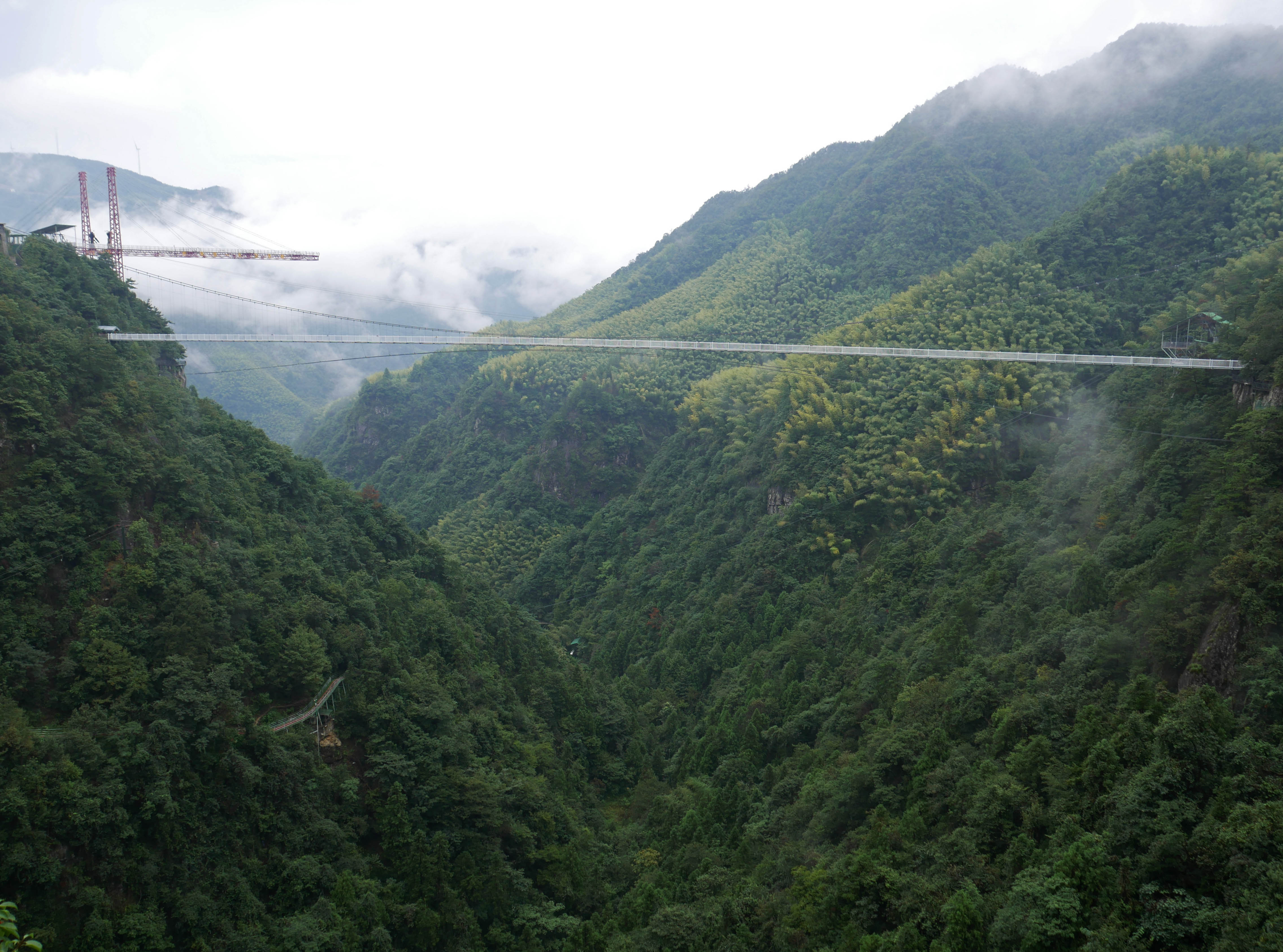 LingjiangyuanGlassFootbridge&PlatformClear.JPG