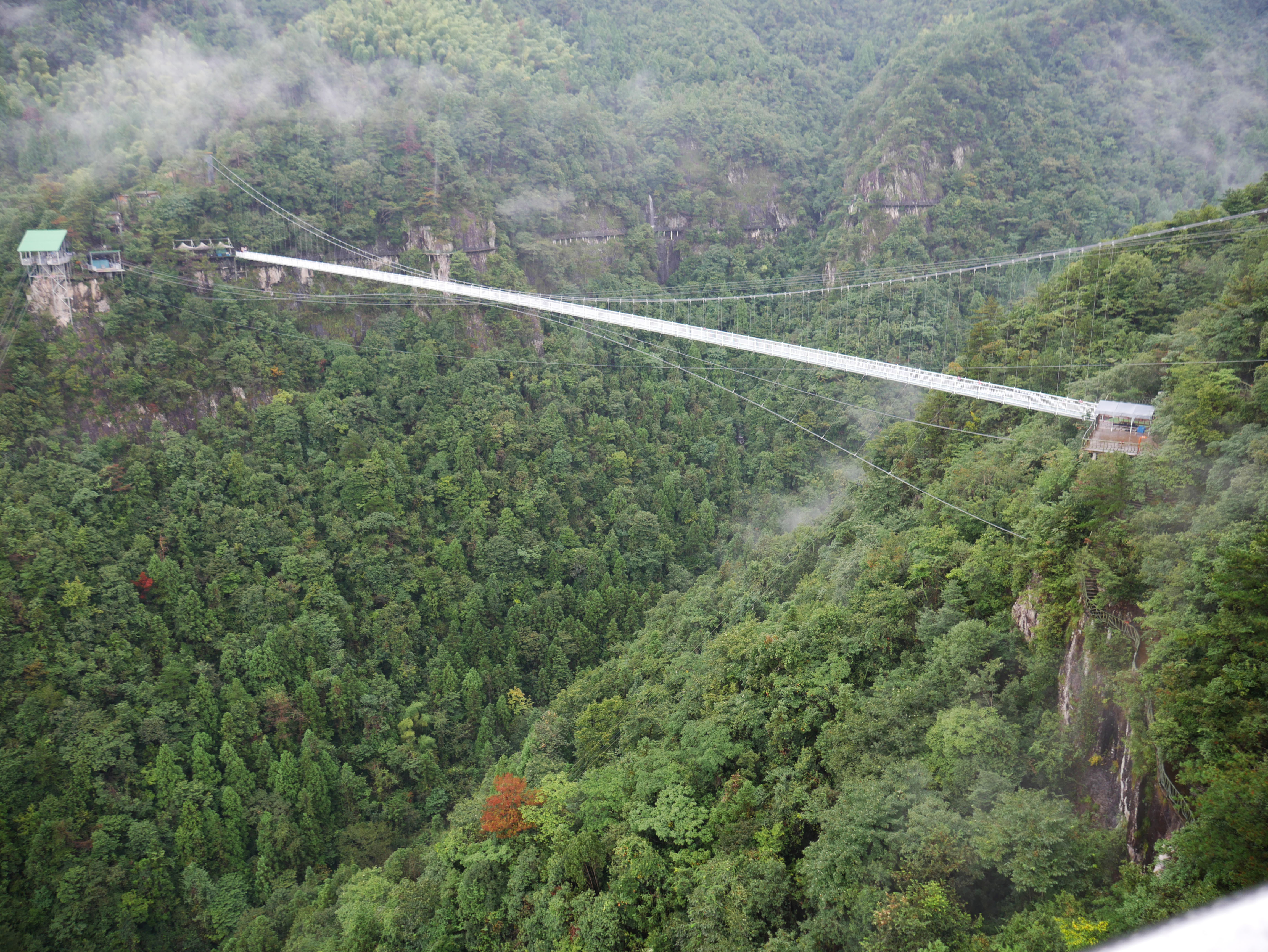 LingjiangyuanGlassFootbridgeFarView.JPG