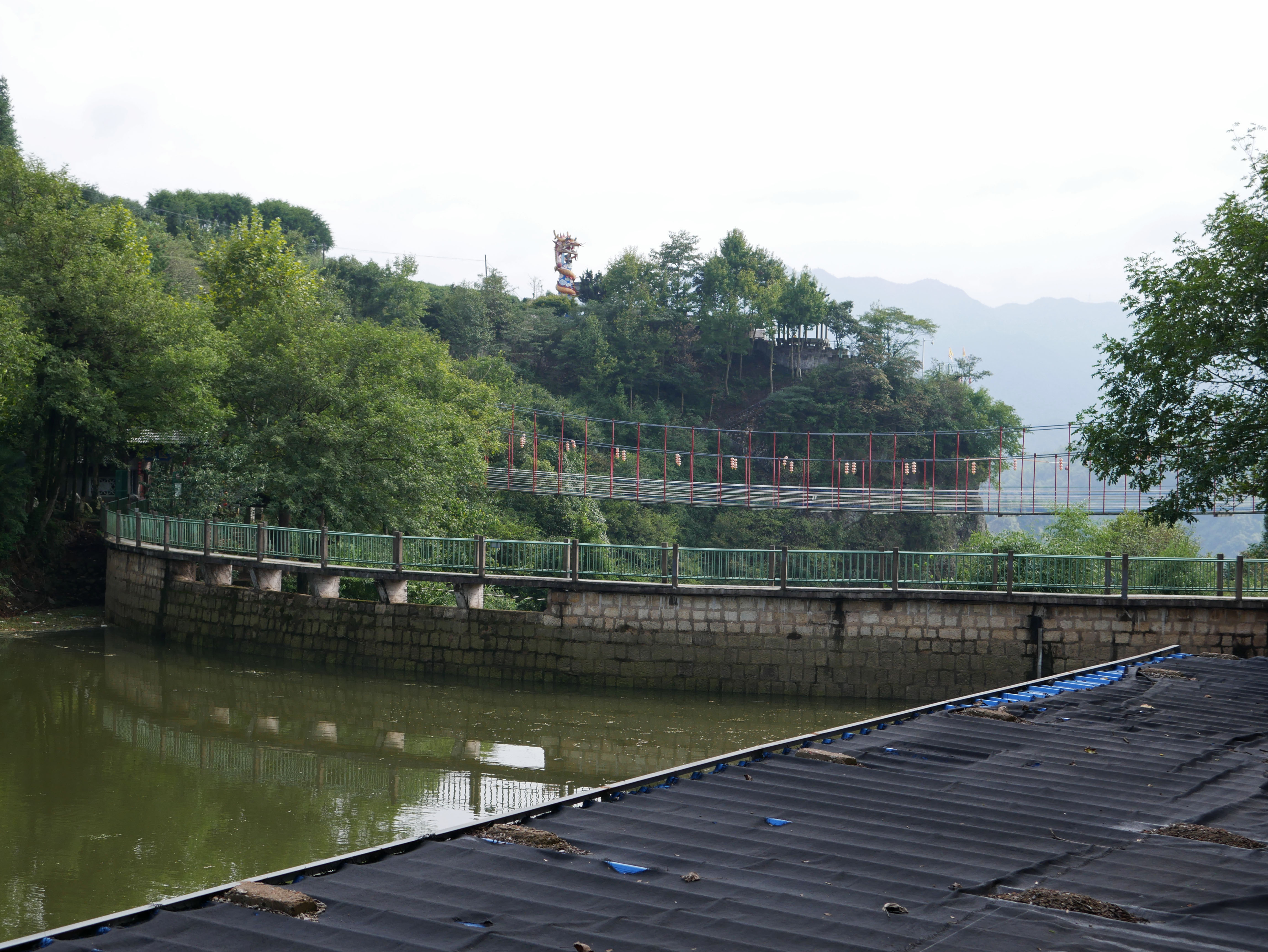 WulongGorgeGlassFootbridge2.JPG