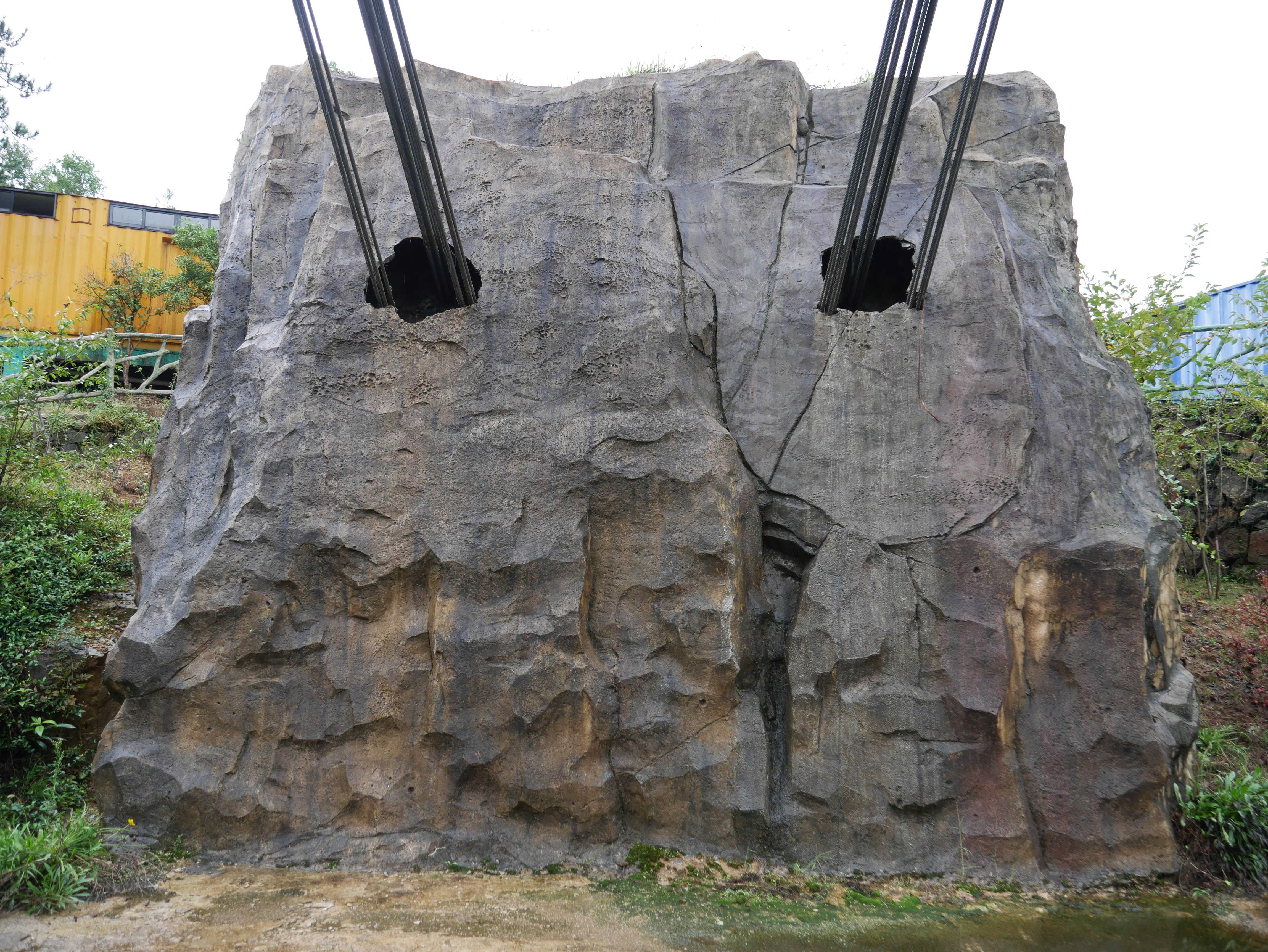 LingjiangyuanGlassFootbridgeAnchorageWall.JPG
