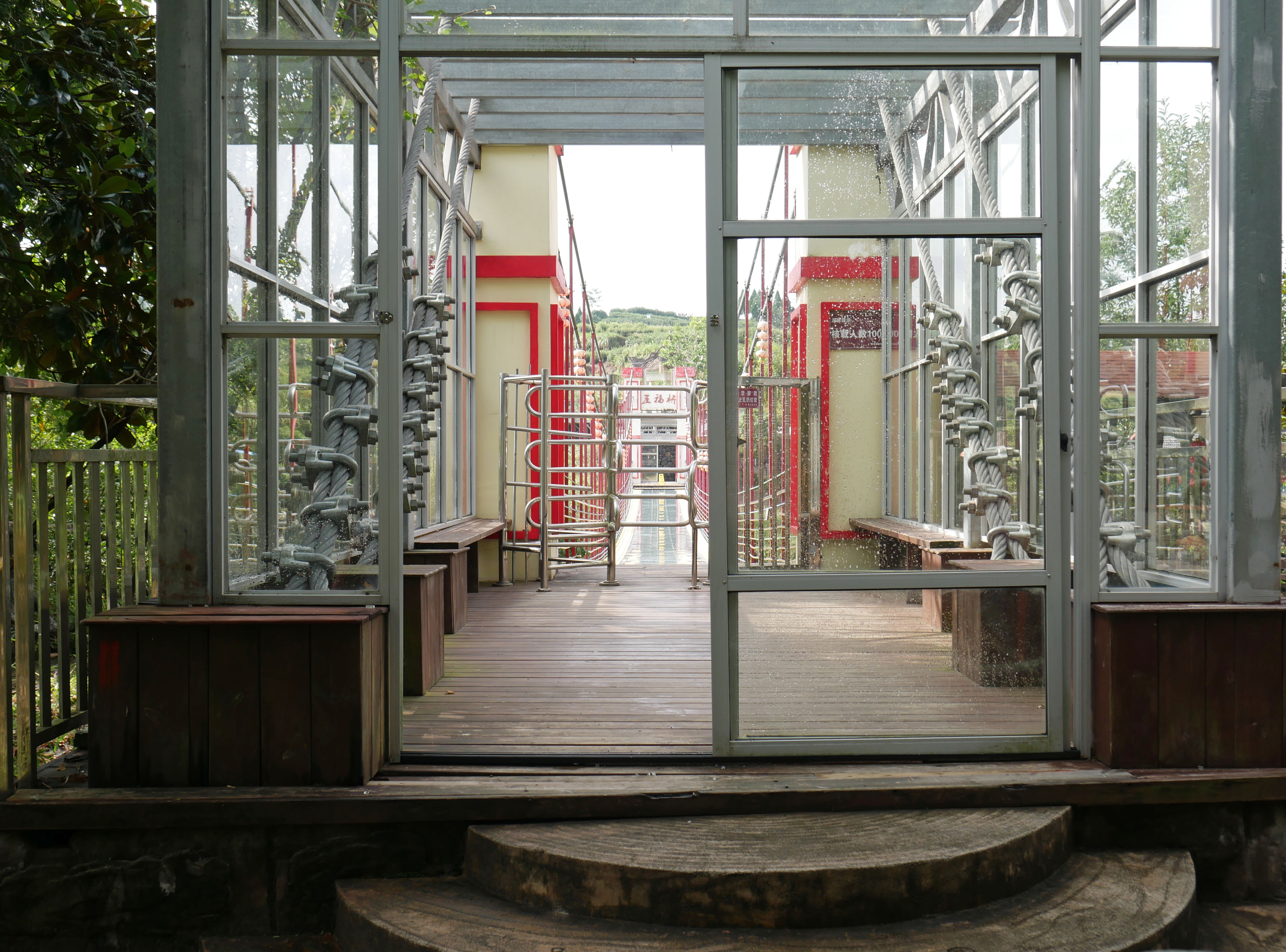 WulongGorgeFootbridgeAnchorageBuilding.JPG