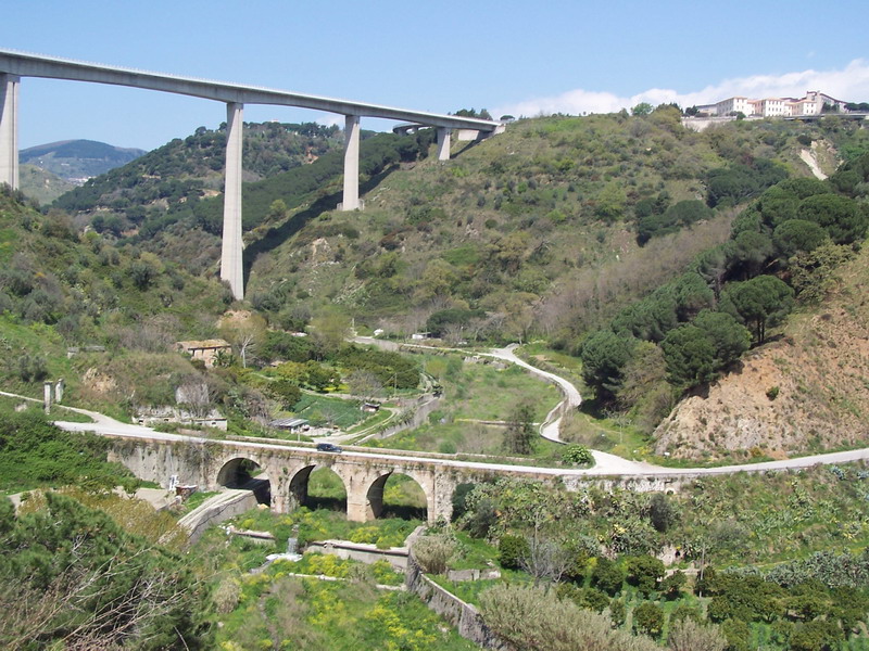 Ponte sul torrente Fiumarella.jpg