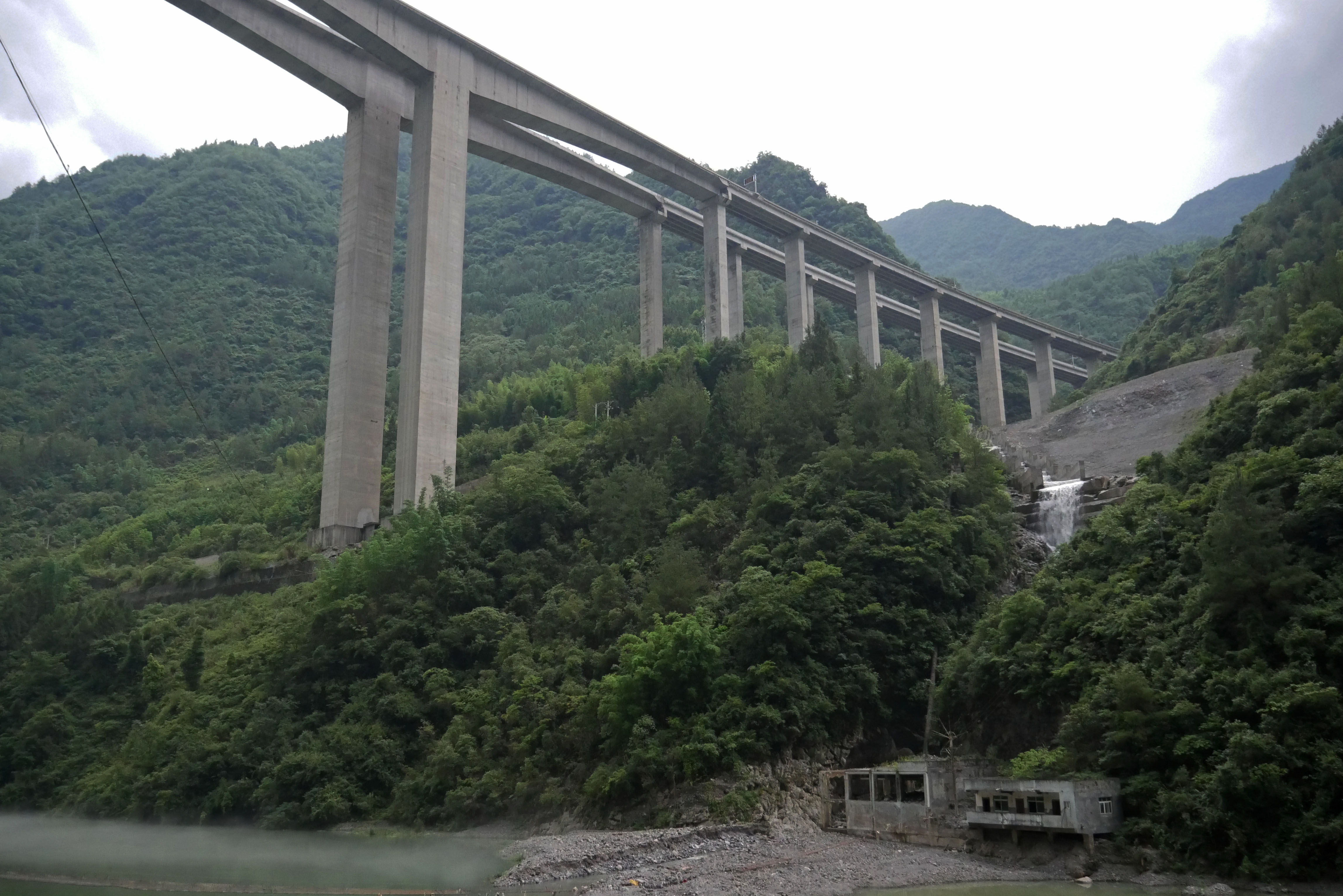 Shuanghekou Bridge ChengkaiMountain.JPG