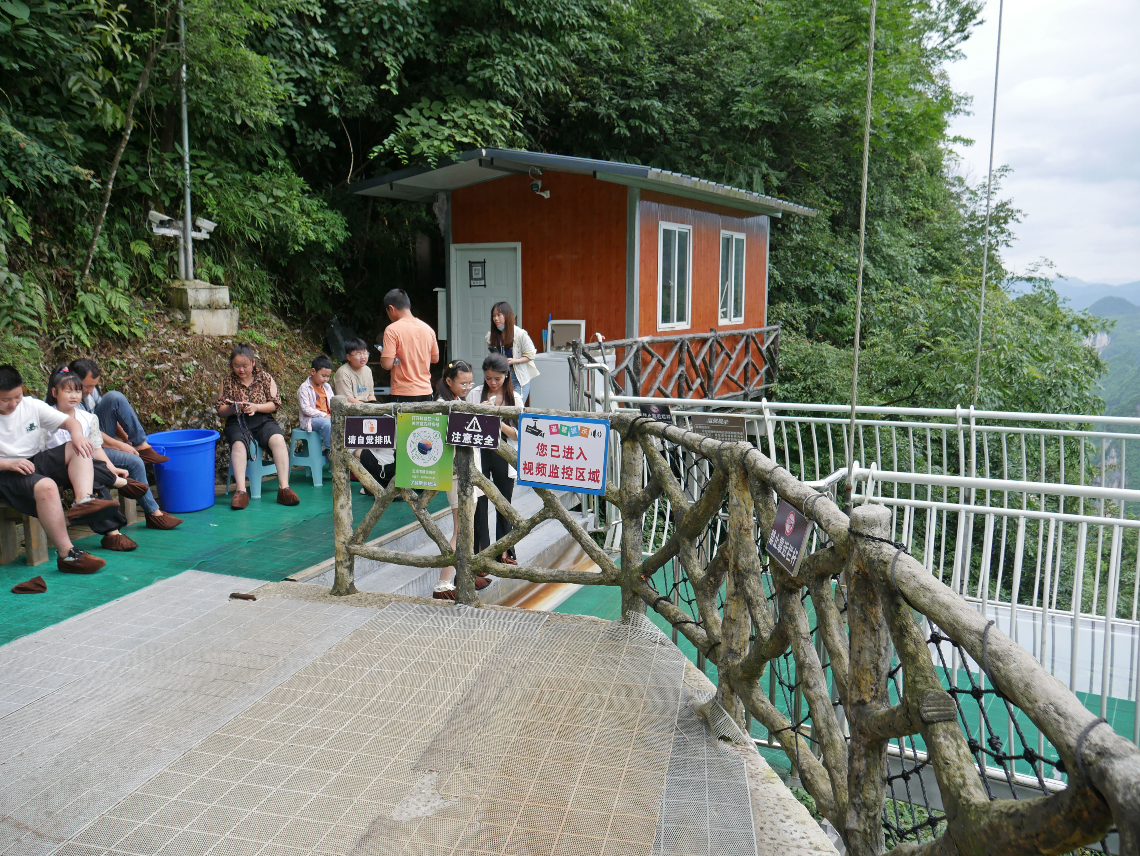 Yundingfeidu Glass FootbridgeEntrance.JPG