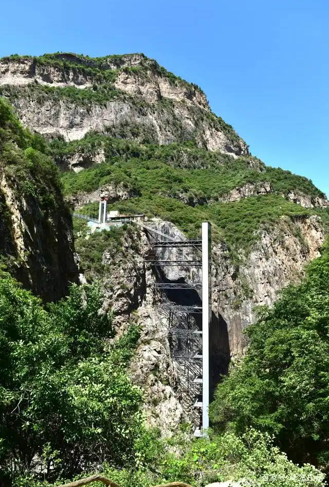 Yunmengshan GlassElevatorSideFar.jpg