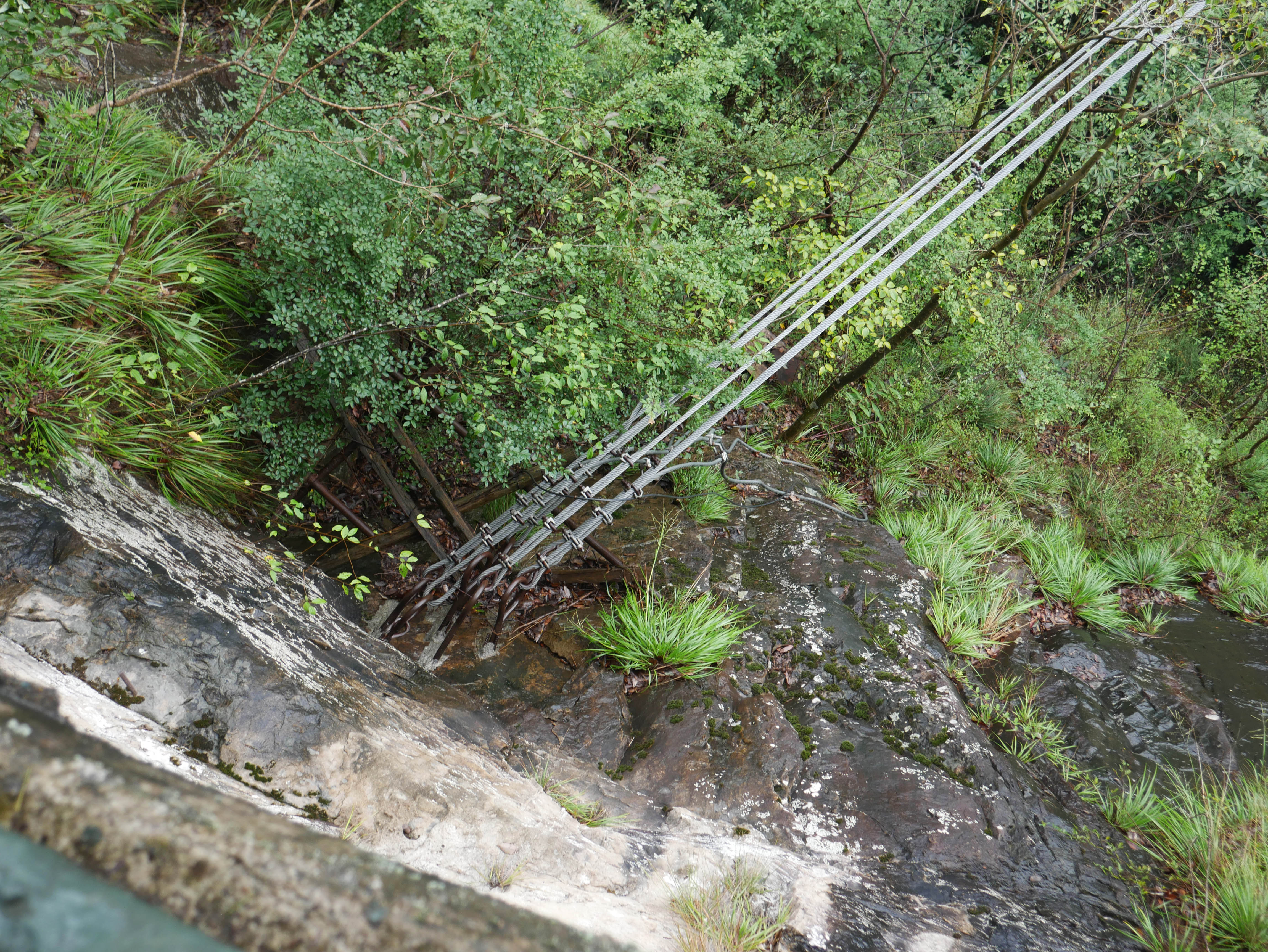 LingjiangyuanGlassFootbridgeAnchor.JPG