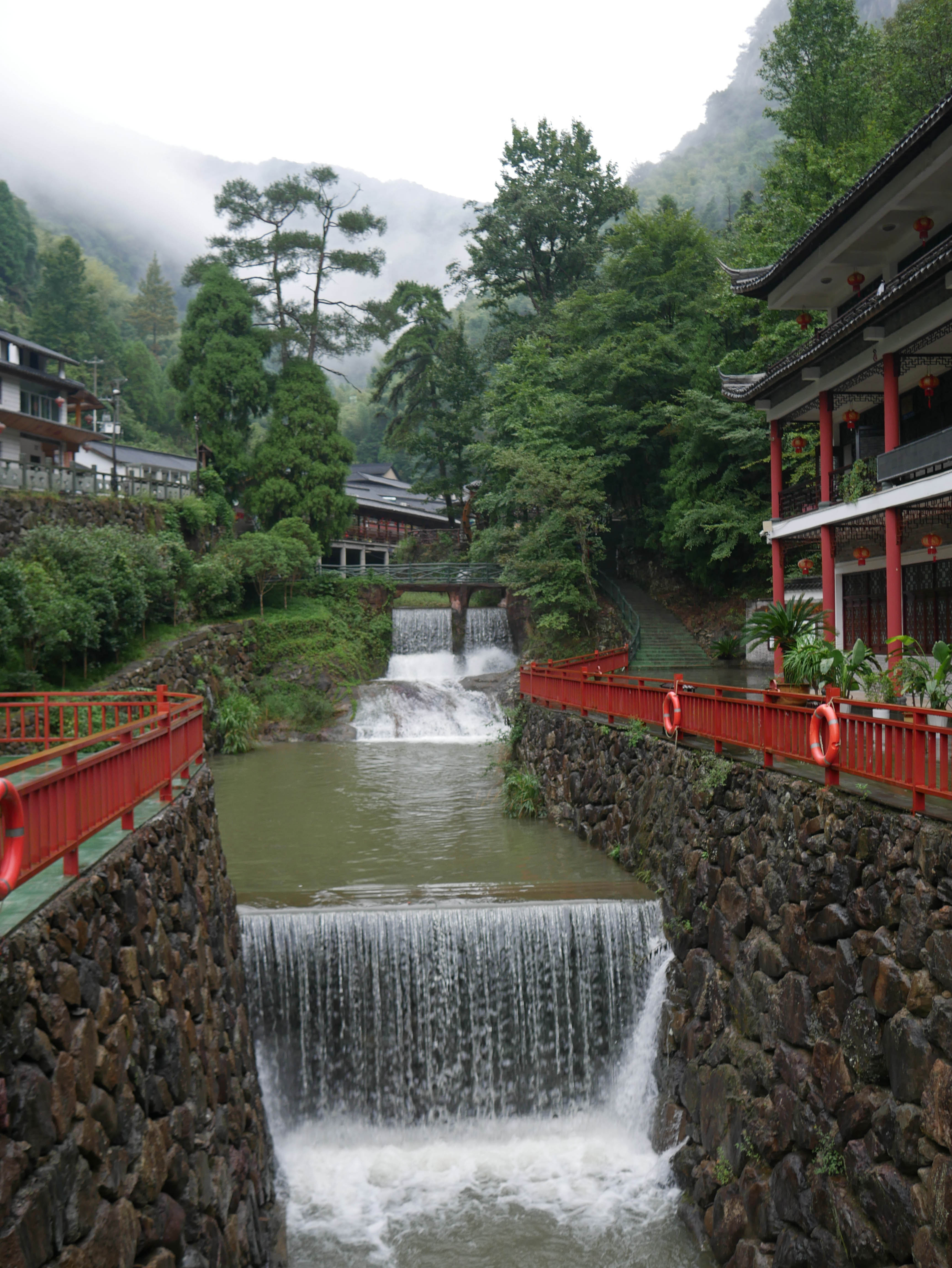 Lingjiangyuan Waterfall.JPG