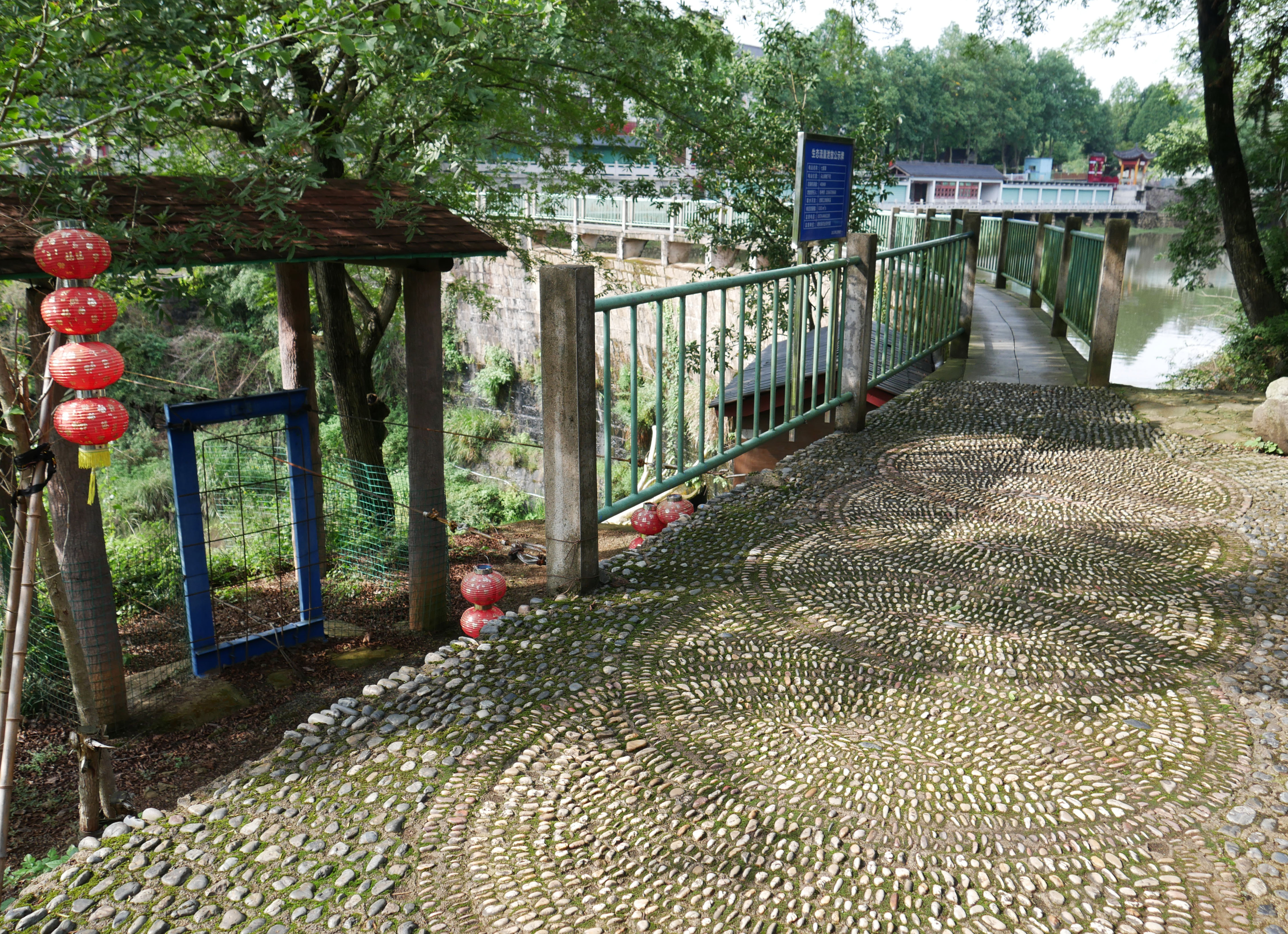 WulongGorgeFootbridgeDamWalkway.JPG