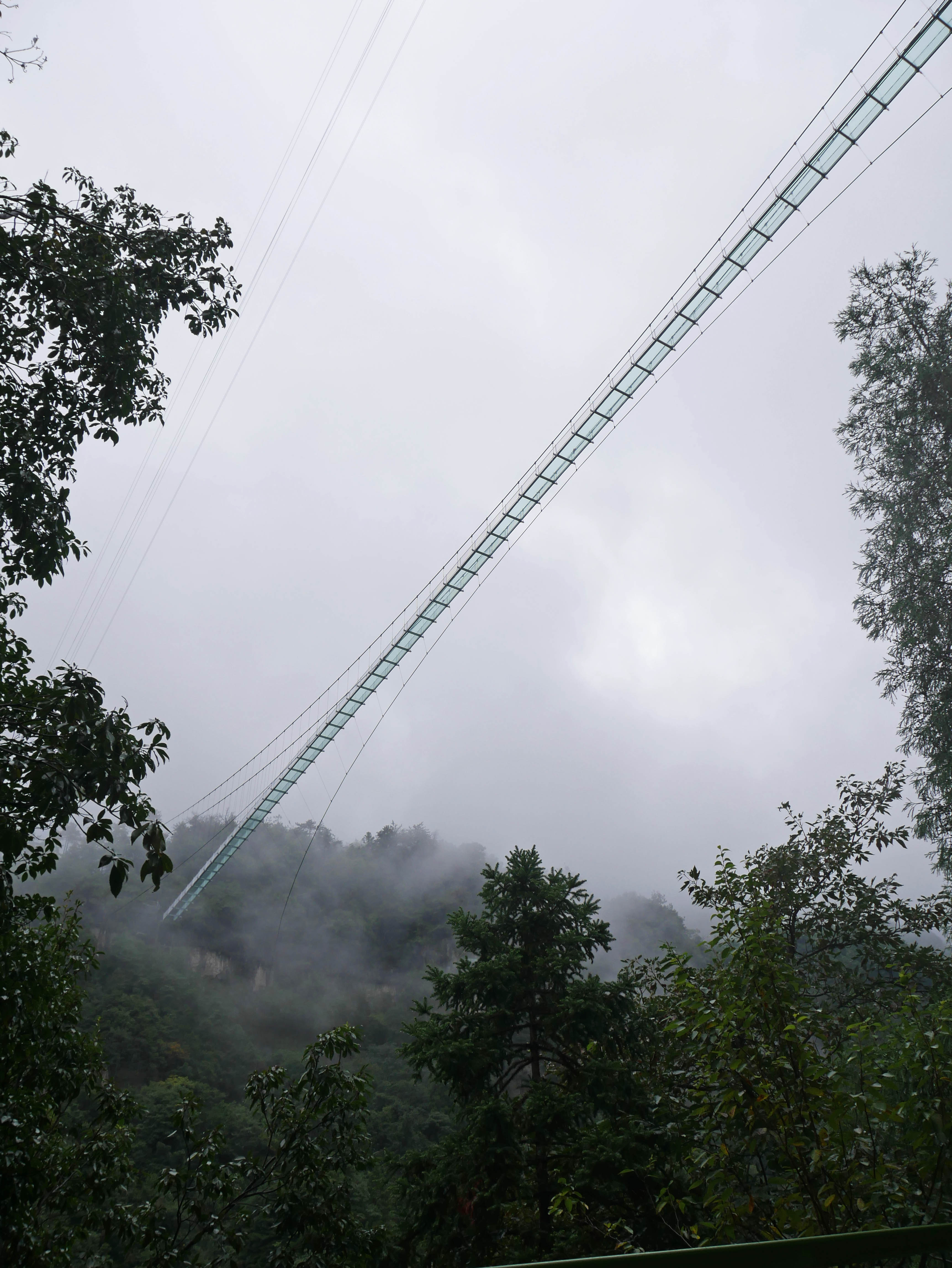 LingjiangyuanGlassFootbridgeSky.JPG