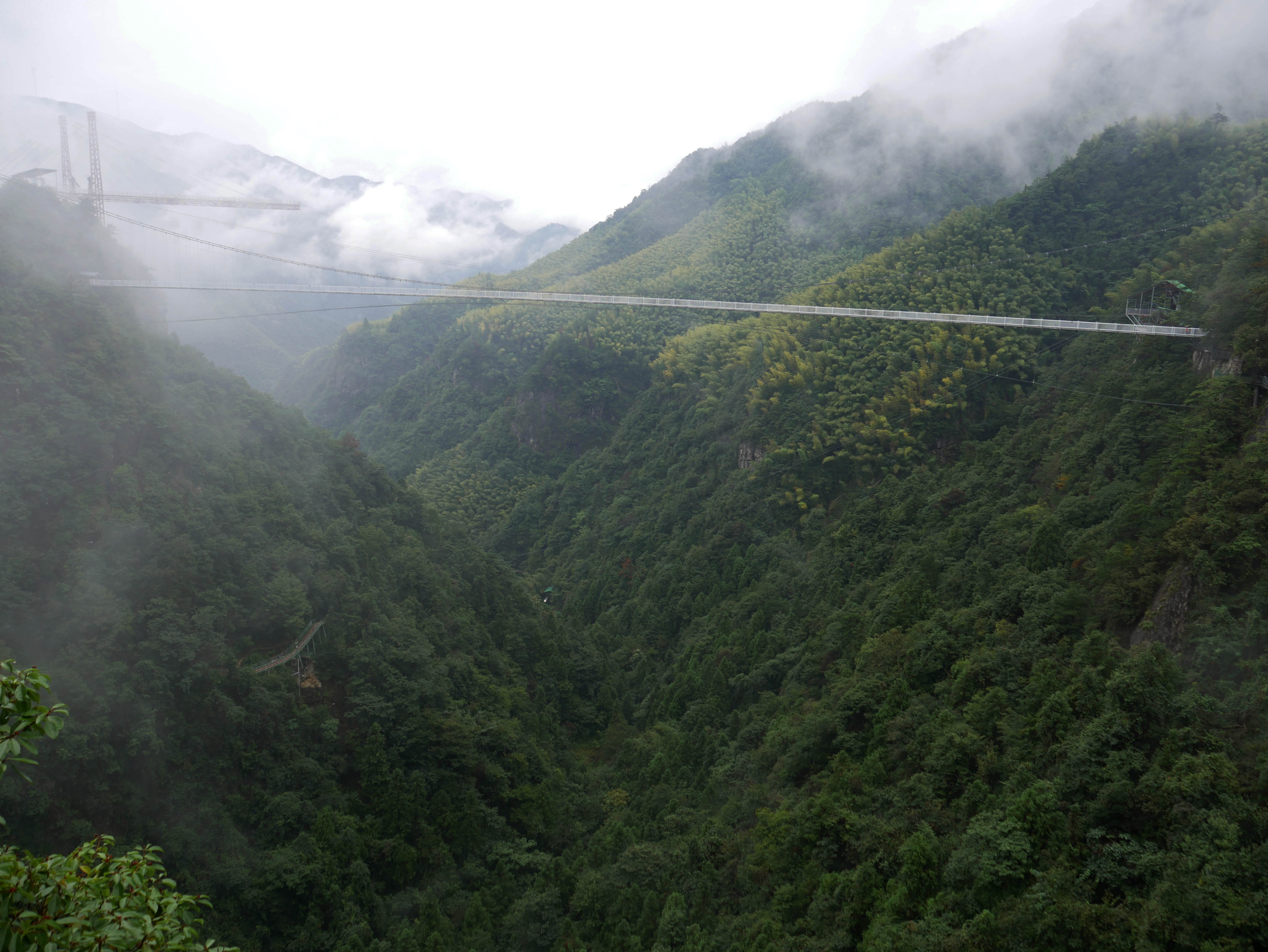 LingjiangyuanGlassFootbridgeSideMisty.JPG
