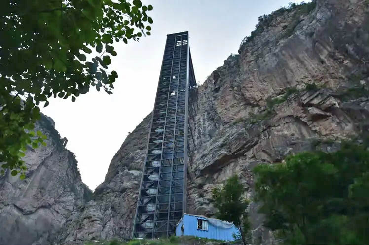 Yunmengshan GlassElevatorConstruction.jpg