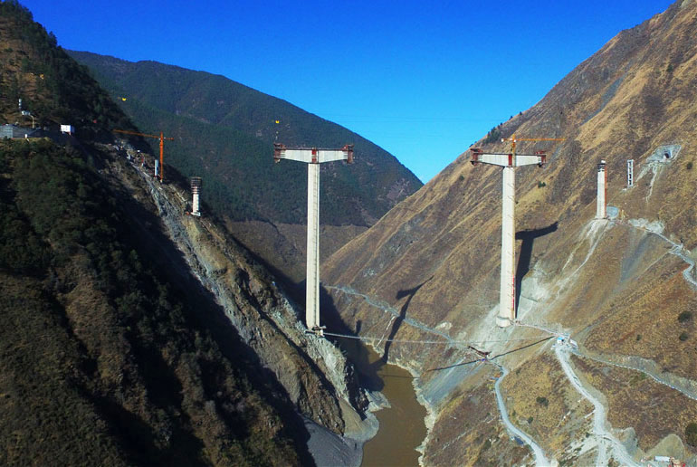 Lianghekou Dam Cantilevering.jpg