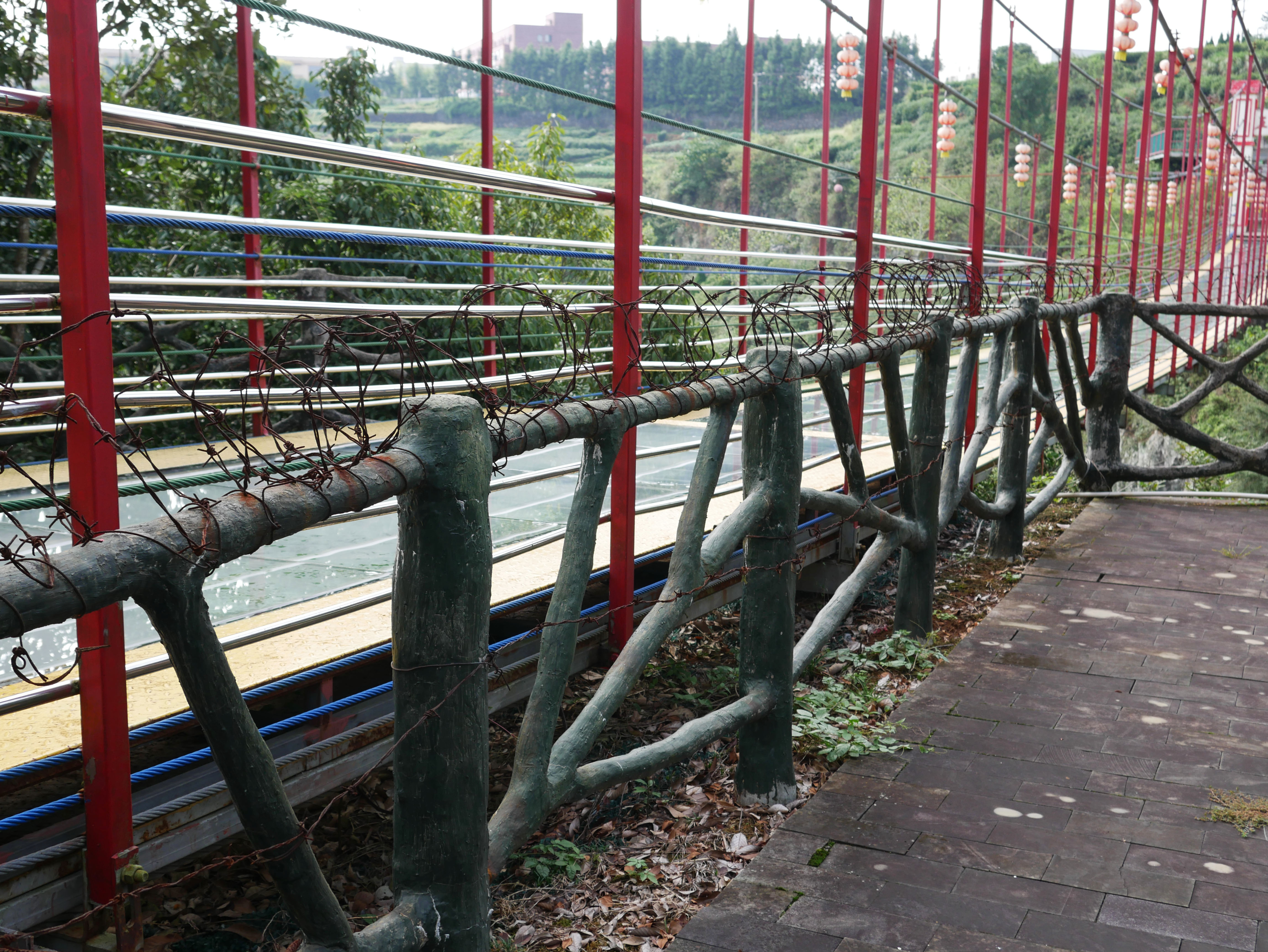 WulongGorgeFootbridgeBarbwire.JPG