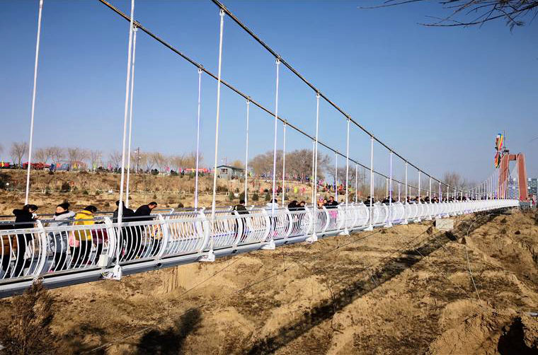 File:Linxia Beiyuan Glass Suspenders.jpg