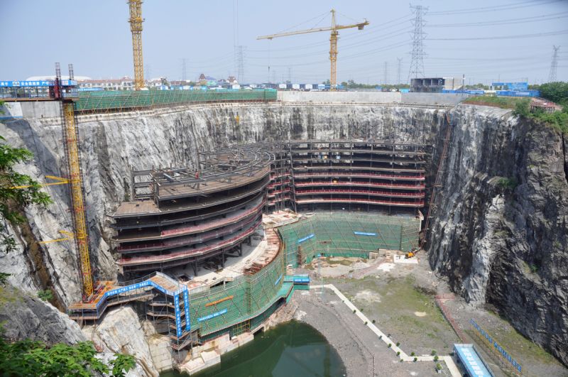 File:Shimao-Wonderland-Intercontinental-quarry-hotel.jpg