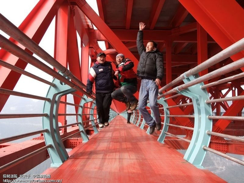 File:AizhaiCatwalkJump.jpg