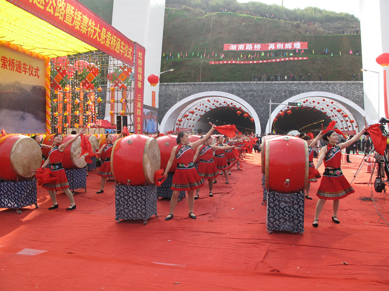 File:AizhaiOpeningGirls.jpg