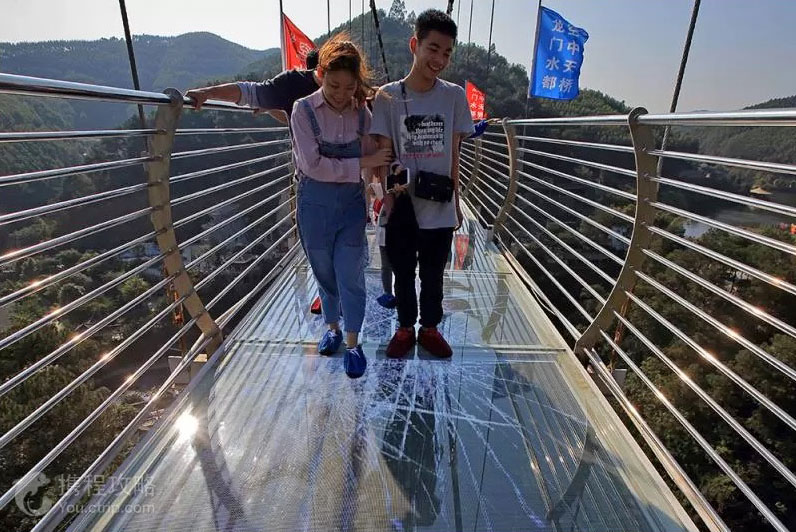 File:Longmenshuidu GlassCrack.jpg