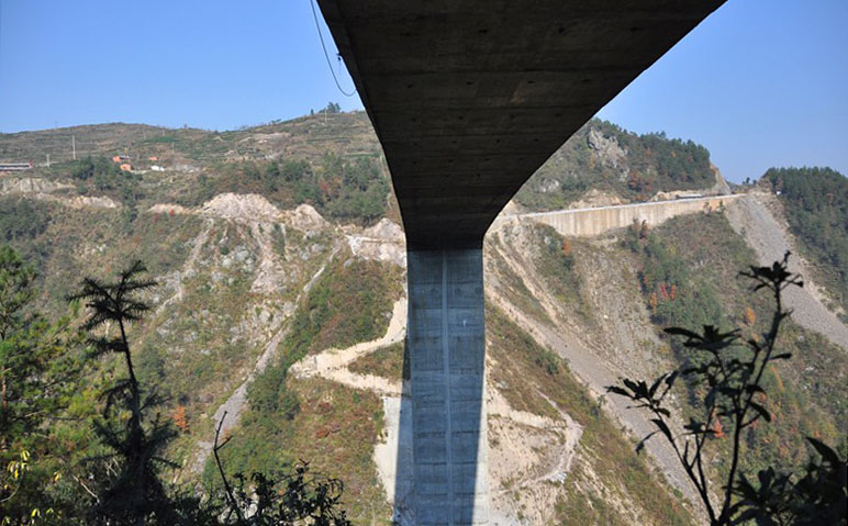 File:JiaCreekUnderside.jpg