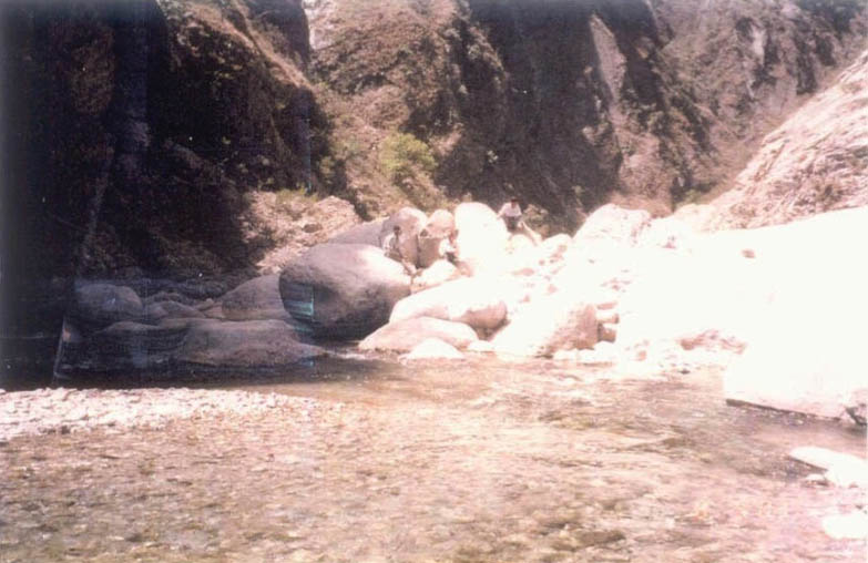 File:AnjikhadRiver.jpg
