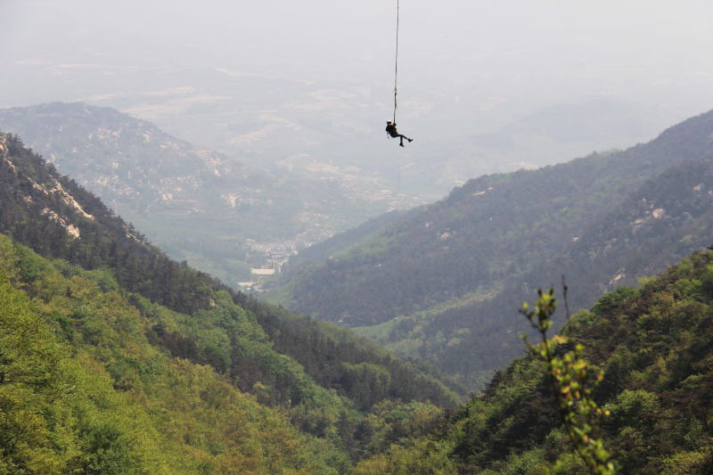 File:Yinzuotianmeng FootbridgeJumpers.jpg