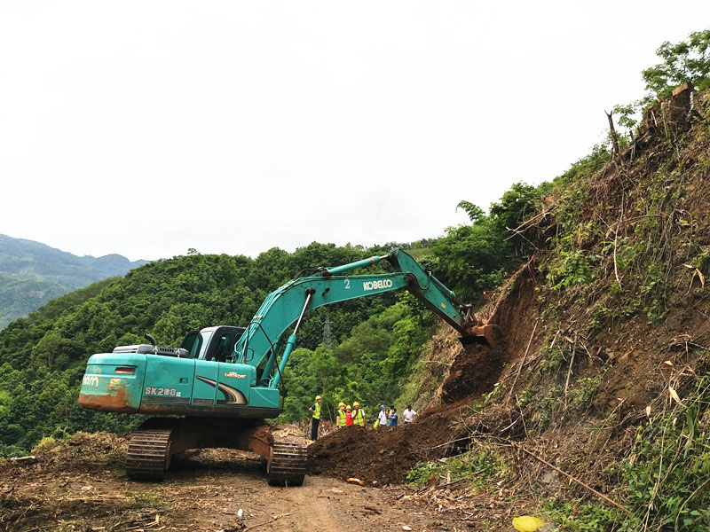 File:Nanzhahe Bridge access road.jpg
