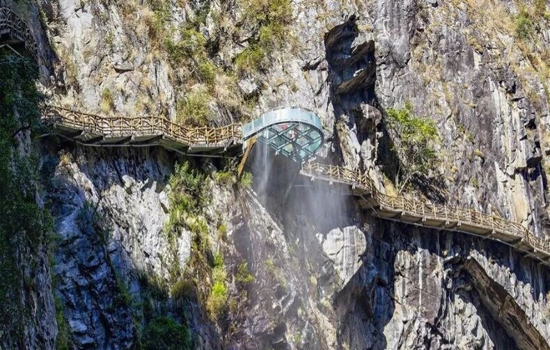 File:Shimenguan glass cliffwalk 4.jpg