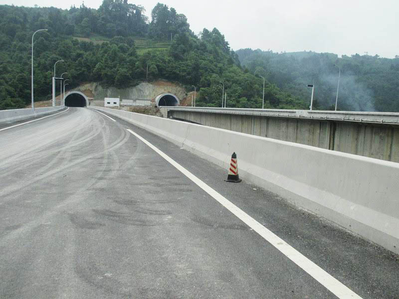 File:Shaba Bridge Yukai 2.jpg