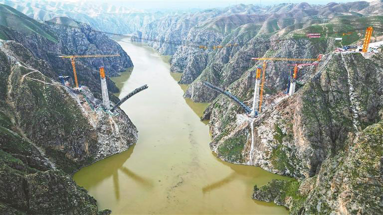 File:Taohe RailwayCranes.jpg