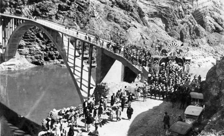 File:KomurhanOldArchOpening.jpg