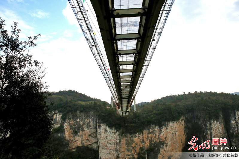 File:ZhangjiajieGlassUnderview.jpg
