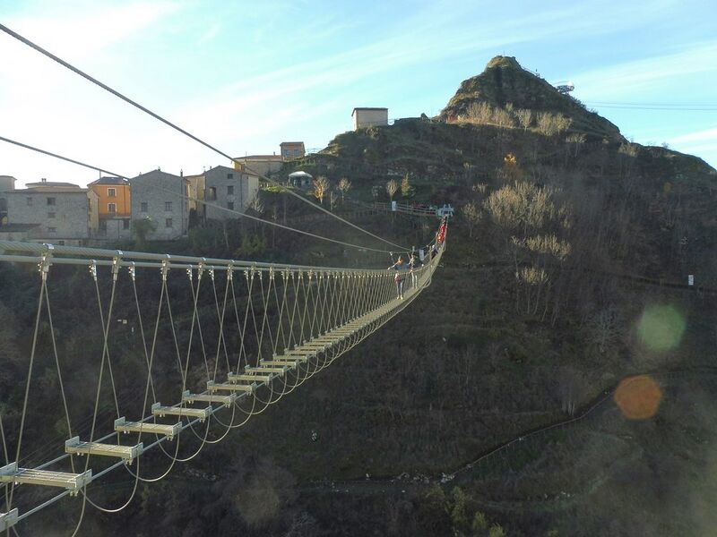 File:AllaLunaFootbridge7.jpg