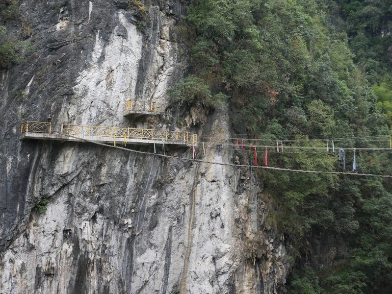 File:AyiheFootbridgeSag.JPG
