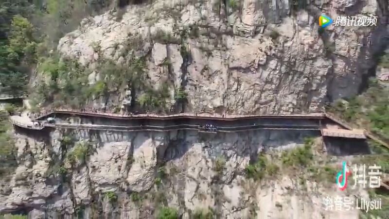 File:Jiuxianshan glass cliffwalkDrone.jpg