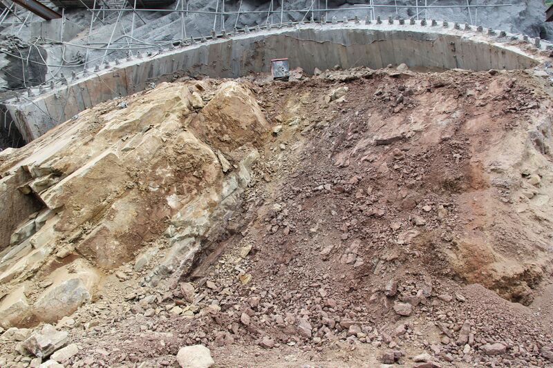File:YelangheRailwayTunnelDirt.jpg
