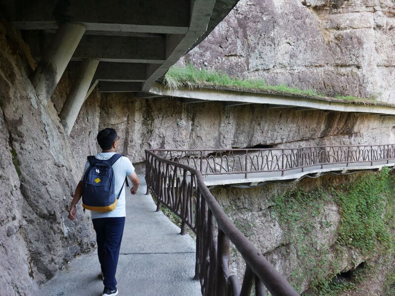 File:ShijiufengJingquiScenicAreaCovering.JPG