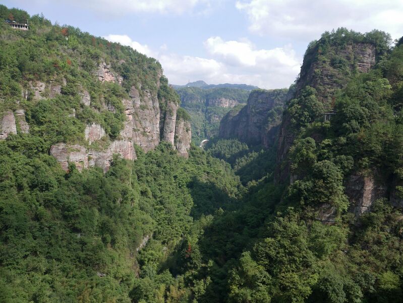 File:ShijiufengJingquiScenicAreaFootbridgeValleyFar.JPG