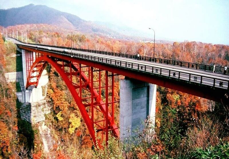 File:ShinnoboribetsuRedArch.jpg