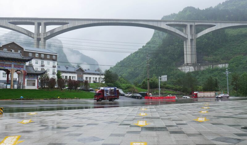 File:YunnanzhuangParking.JPG
