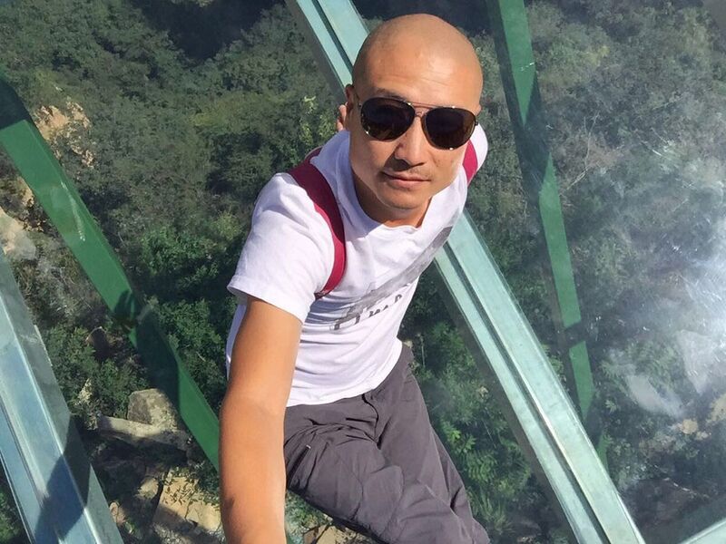 File:Tianyunshan Glass FootbridgeMan.jpg
