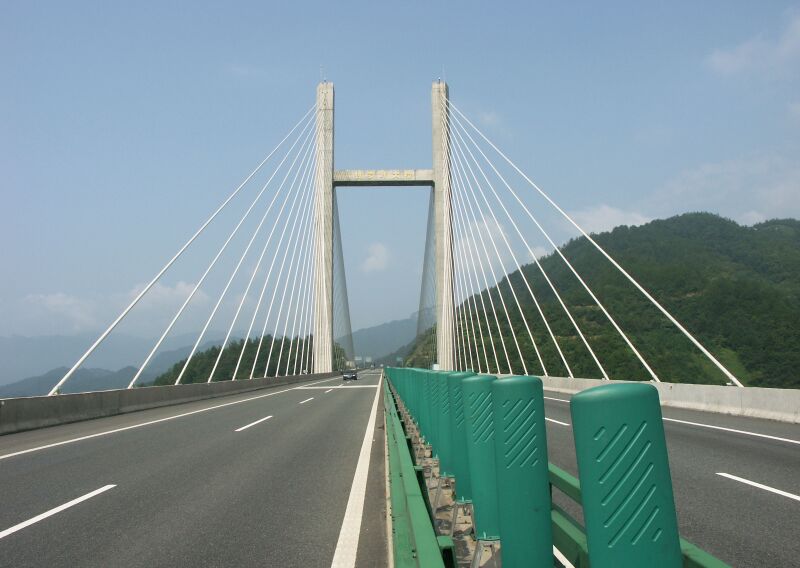 File:TieluopingBridgeBarriers.jpg