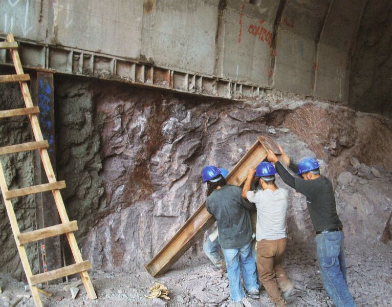 File:TunnelExcavationSupports2.jpg