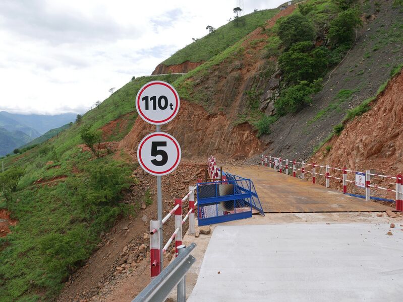 File:YalongLiangshanNorthTowerFoundationArea.JPG