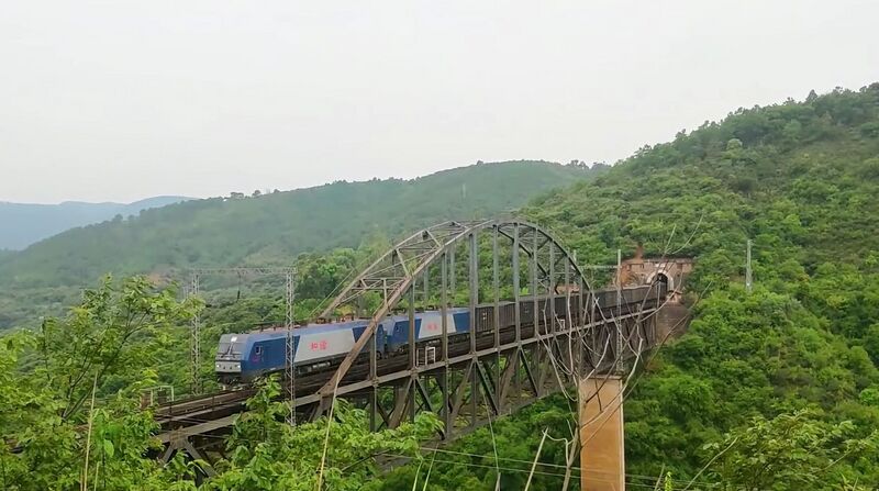File:YingshuiheRailwayTrainTrees.jpg