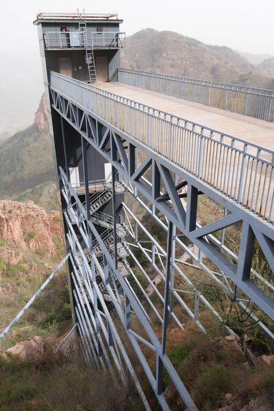 File:EastTaihangRedrockMountainWalk.JPG