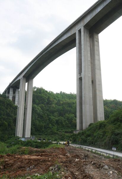 File:LiangxiheSkyPiers.JPG