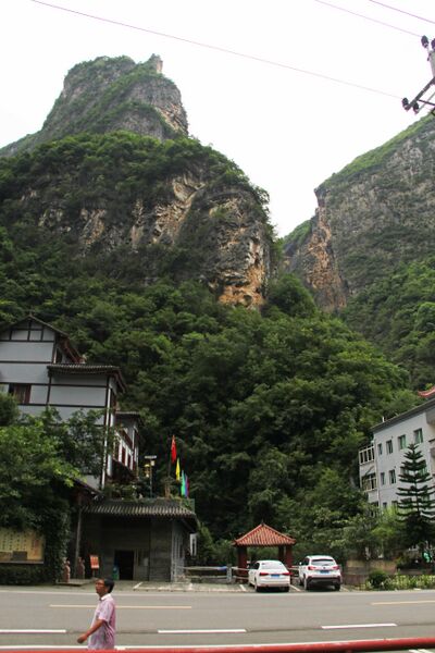 File:620FengjieSouthRoadAreaCliff2 copy.JPG