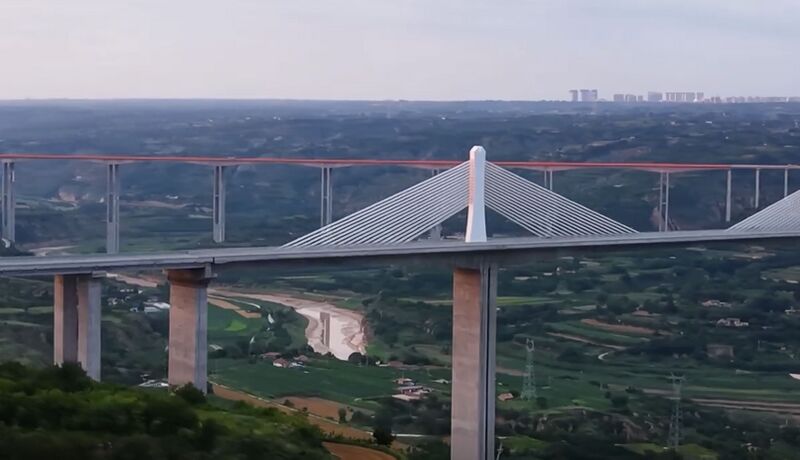 File:Liuhe BridgeTowerLonglens.jpg