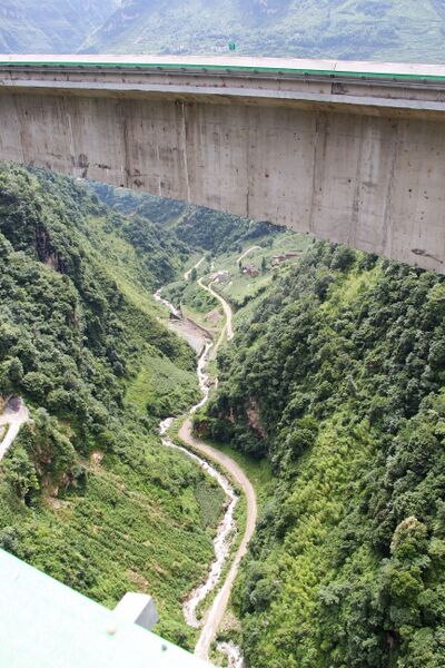 File:NiujiagouBeam&Creek.jpg