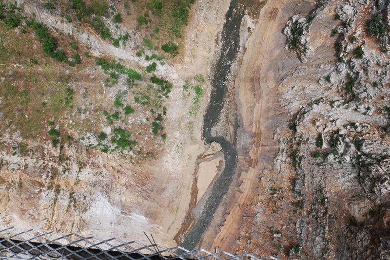 File:Guniuhe FootbridgeMainDrop.JPG